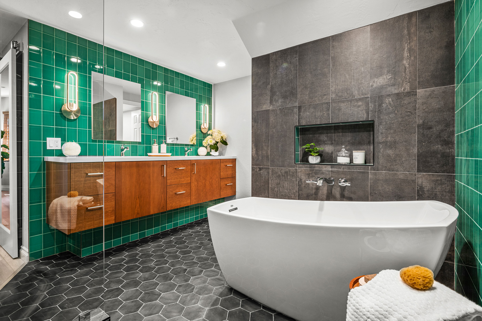 Beautiful Dengerink Bath with free standing tub